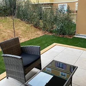 Deux Pieces Moderne Et Chaleureux , Saint-Laurent-du-Var France